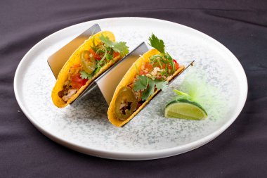 Dana eti ve Meksika baharatlı Taco Corn tortilla..