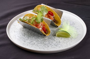 Dana eti ve Meksika baharatlı Taco Corn tortilla..