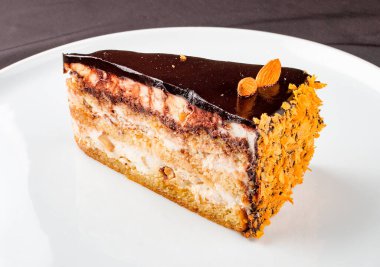 Karamelli ve çikolatalı kek..