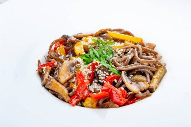 Soba, karabuğday eriştesi ve kavrulmuş sebze..