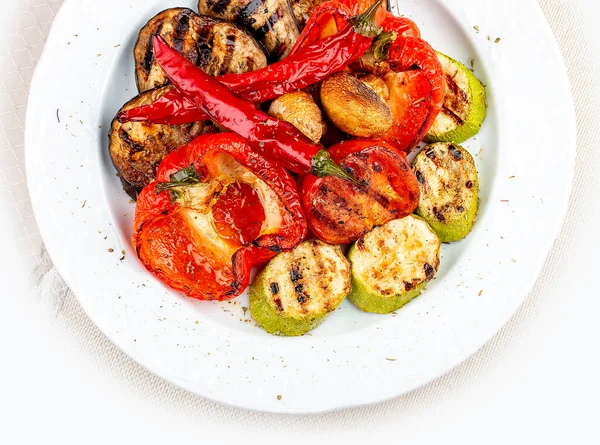 Verduras Assadas Grelhadas Prato Branco Pimentos Doces Tomates Abobrinha Berinjela — Fotografia de Stock