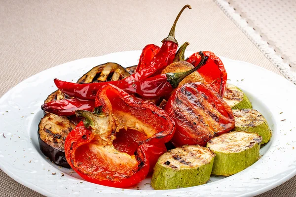 Grilled Roasted Vegetables White Plate Sweet Peppers Tomatoes Zucchini Eggplant — Stock Photo, Image