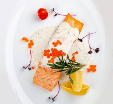 Sos soslu somon filetosu ve kırmızı havyar, biberiye ve limon..