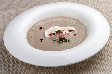 Beyaz tabakta mikro yeşil mantar çorbası.. 