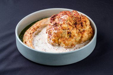 Humus ve sumaklı karnabahar..