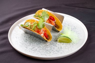 Dana eti ve Meksika baharatlı Taco Corn tortilla..