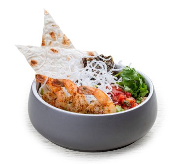 Bir kase karides, kinoa ve Nori cipsli guacamole..