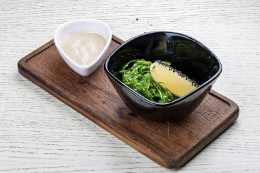 Ceviz soslu Chuka salatası. Vejetaryen yemeği. 