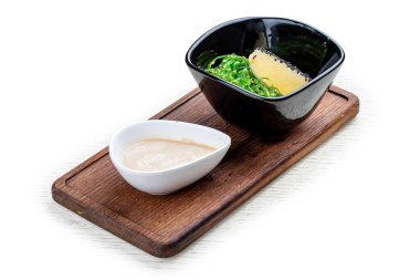 Ceviz soslu Chuka salatası. Vejetaryen yemeği. 