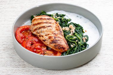 Yunan dzadziki soslu kızarmış tavuk filetosu ve haşlanmış ıspanak..