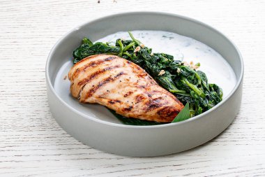 Yunan dzadziki soslu kızarmış tavuk filetosu ve haşlanmış ıspanak..