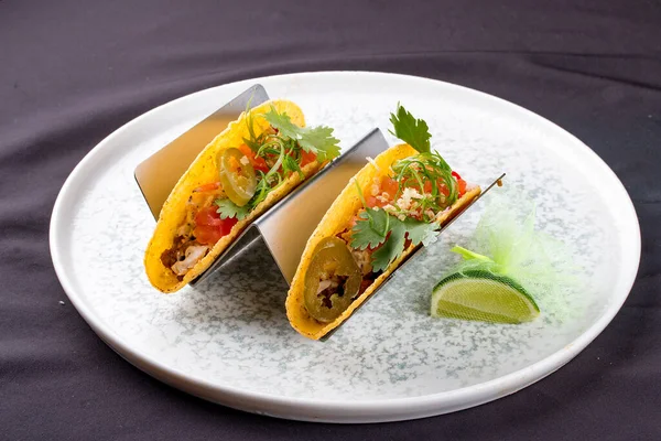 Dana eti ve Meksika baharatlı Taco Corn tortilla..