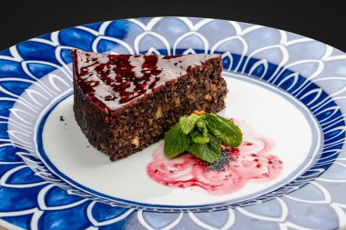 Fındıklı haşhaş ve elmalı turta. Karanlık bir arka planda, izole. 