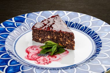 Fındıklı haşhaş ve elmalı turta. Karanlık bir arka planda, izole. 