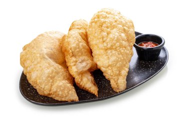 Cheburekler. Kıymalı yağda kızartılmış turtalar ve soslu soğan. Beyaz bir arkaplanda, izole. 