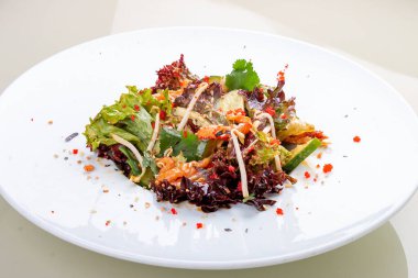 Çıtır somon göbekli salata ve uçan balık yumurtası. Beyaz bir arkaplanda, izole. 