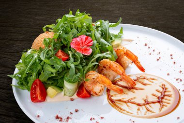 Karidesli salata, roka ve istiridye soslu çıtır yumurta. Karanlık bir arka planda, izole. 