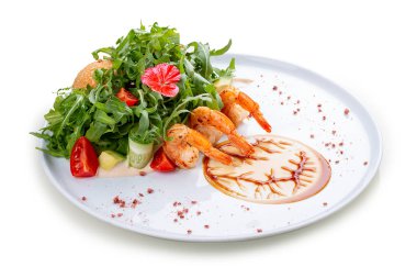 Karidesli salata, roka ve istiridye soslu çıtır yumurta. Beyaz bir arkaplanda, izole. 