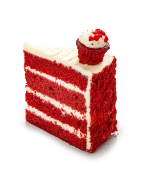 - Pasta. Kremalı beyaz çikolatalı kremalı nemli kırmızı kekler. Kesilmiş bir parça. Beyaz bir arkaplanda, izole. 