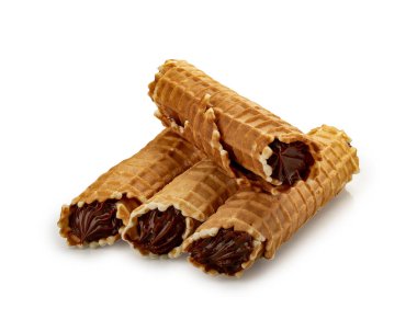 Yoğunlaştırılmış süt kremiyle dolu waffle tüpleri. Beyaz bir arkaplanda, izole. 