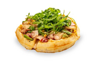 Amerikan Yuvarlak Waffle. Domuz pastırması, tavuk ve roka ile. Beyaz bir arkaplanda, izole. 