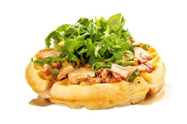 Amerikan Yuvarlak Waffle. Domuz pastırması, tavuk ve roka ile. Beyaz bir arkaplanda, izole. 