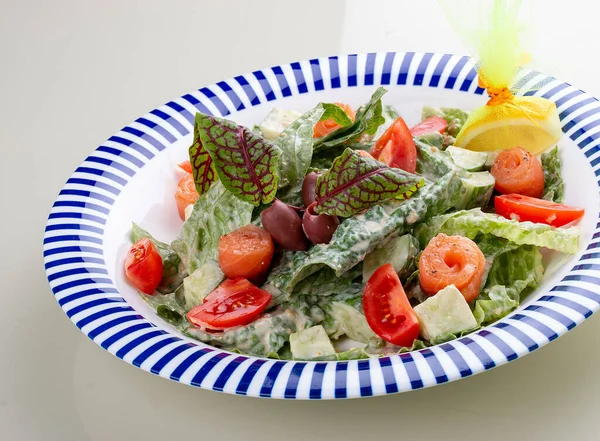 Salada Caesar Com Salmão Levemente Salgado Salada Romano Com Molho — Fotografia de Stock