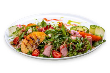 Fresh salad with ham and arugula, with grilled persimmon.