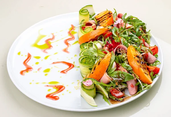 Fresh Salad Ham Arugula Grilled Persimmon — Stockfoto