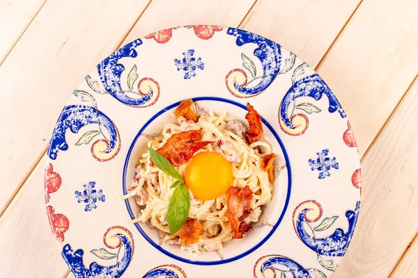Carbonara Pasta Bacon Chanterelles Decorative Plate — стоковое фото