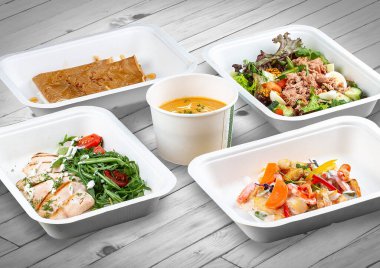 Ahşap bir arka planda ekolojik ambalajda bir dizi sağlıklı yiyecek. Yemek servisi. Paket servis.