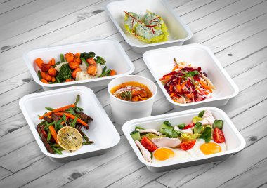 Ahşap bir arka planda ekolojik ambalajda bir dizi sağlıklı yiyecek. Yemek servisi. Paket servis.