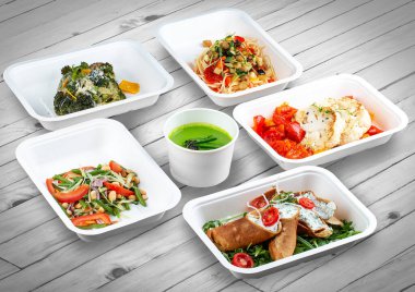 Ahşap bir arka planda ekolojik ambalajda bir dizi sağlıklı yiyecek. Yemek servisi. Paket servis.