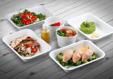 Ahşap bir arka planda ekolojik ambalajda bir dizi sağlıklı yiyecek. Yemek servisi. Paket servis.