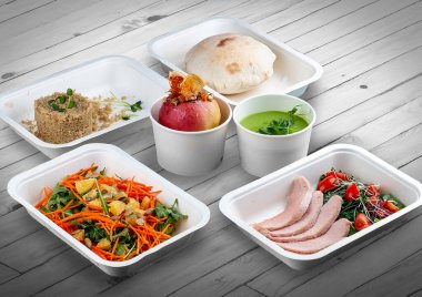 Ahşap bir arka planda ekolojik ambalajda bir dizi sağlıklı yiyecek. Yemek servisi. Paket servis.