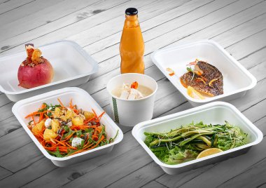 Ahşap bir arka planda ekolojik ambalajda bir dizi sağlıklı yiyecek. Yemek servisi. Paket servis.