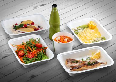Ahşap bir arka planda ekolojik ambalajda bir dizi sağlıklı yiyecek. Yemek servisi. Paket servis.