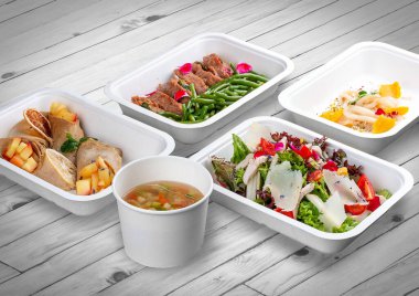 Ahşap bir arka planda ekolojik ambalajda bir dizi sağlıklı yiyecek. Yemek servisi. Paket servis.