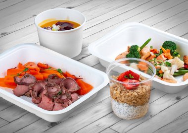 Ahşap bir arka planda ekolojik ambalajda bir dizi sağlıklı yiyecek. Yemek servisi. Paket servis.