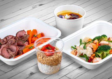 Ahşap bir arka planda ekolojik ambalajda bir dizi sağlıklı yiyecek. Yemek servisi. Paket servis.