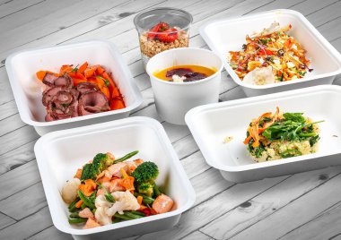 Ahşap bir arka planda ekolojik ambalajda bir dizi sağlıklı yiyecek. Yemek servisi. Paket servis.