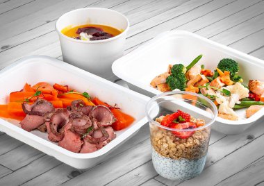 Ahşap bir arka planda ekolojik ambalajda bir dizi sağlıklı yiyecek. Yemek servisi. Paket servis.