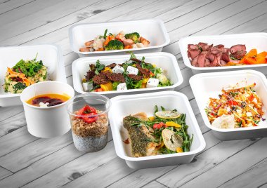 Ahşap bir arka planda ekolojik ambalajda bir dizi sağlıklı yiyecek. Yemek servisi. Paket servis.