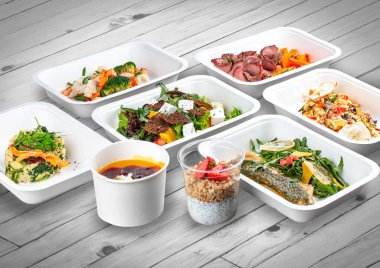 Ahşap bir arka planda ekolojik ambalajda bir dizi sağlıklı yiyecek. Yemek servisi. Paket servis.