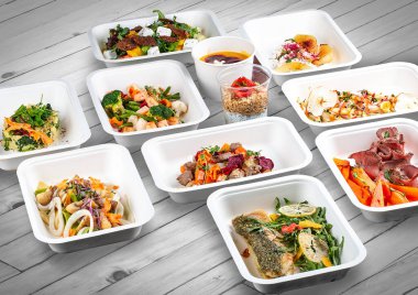 Ahşap bir arka planda ekolojik ambalajda bir dizi sağlıklı yiyecek. Yemek servisi. Paket servis.