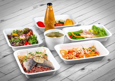 Ahşap bir arka planda ekolojik ambalajda bir dizi sağlıklı yiyecek. Yemek servisi. Paket servis.