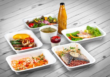 Ahşap bir arka planda ekolojik ambalajda bir dizi sağlıklı yiyecek. Yemek servisi. Paket servis.