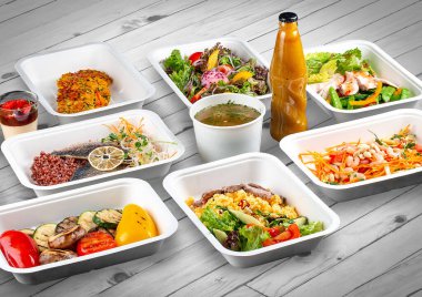 Ahşap bir arka planda ekolojik ambalajda bir dizi sağlıklı yiyecek. Yemek servisi. Paket servis.