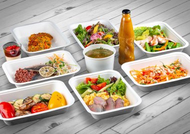 Ahşap bir arka planda ekolojik ambalajda bir dizi sağlıklı yiyecek. Yemek servisi. Paket servis.