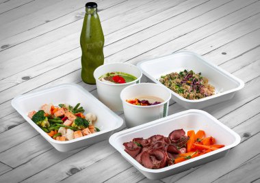 Ahşap bir arka planda ekolojik ambalajda bir dizi sağlıklı yiyecek. Yemek servisi. Paket servis.